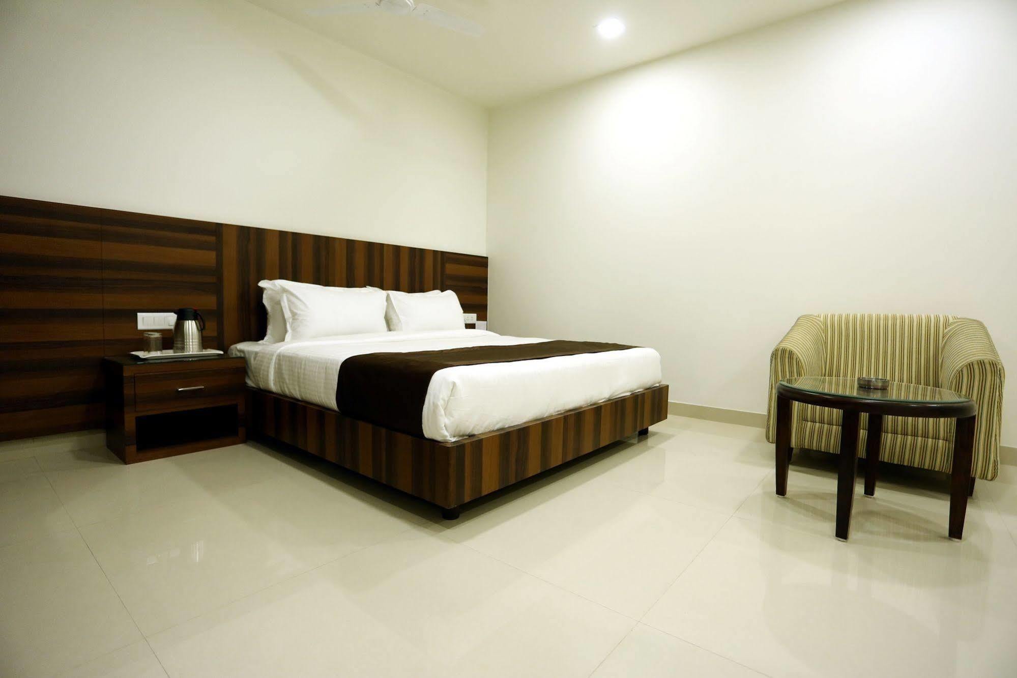 Solitaire Hotel Raipur  Ngoại thất bức ảnh