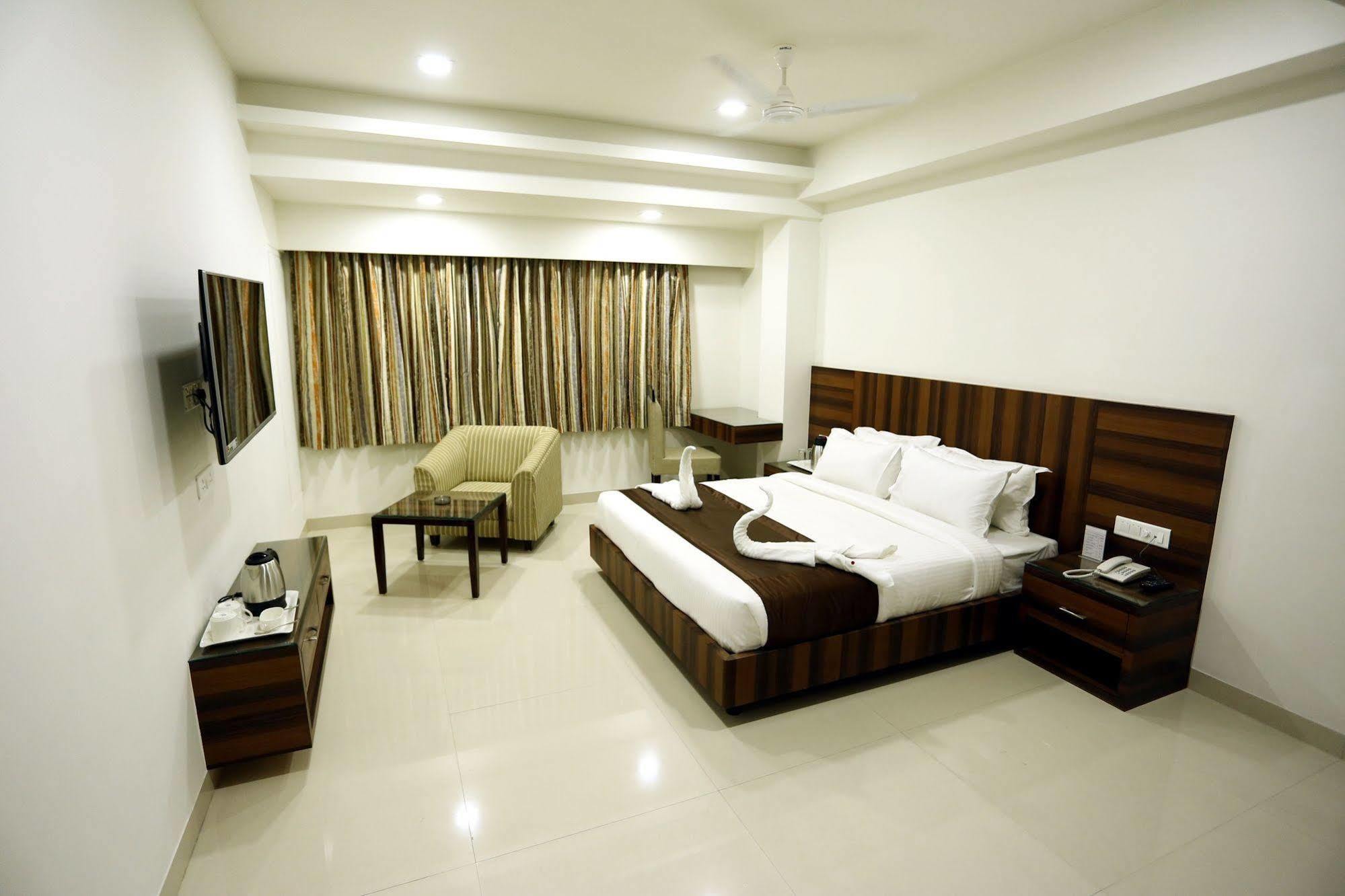 Solitaire Hotel Raipur  Ngoại thất bức ảnh