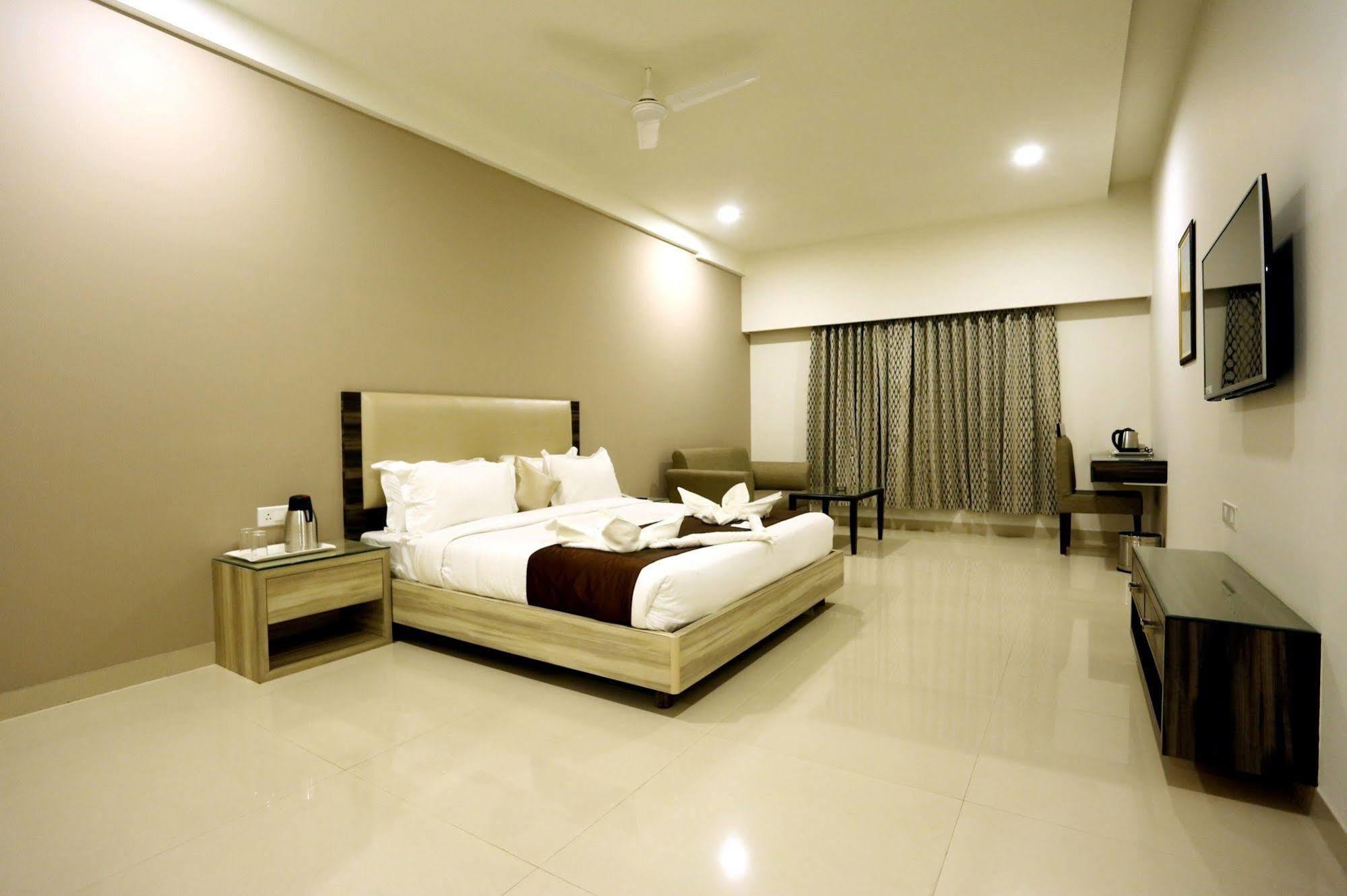 Solitaire Hotel Raipur  Ngoại thất bức ảnh