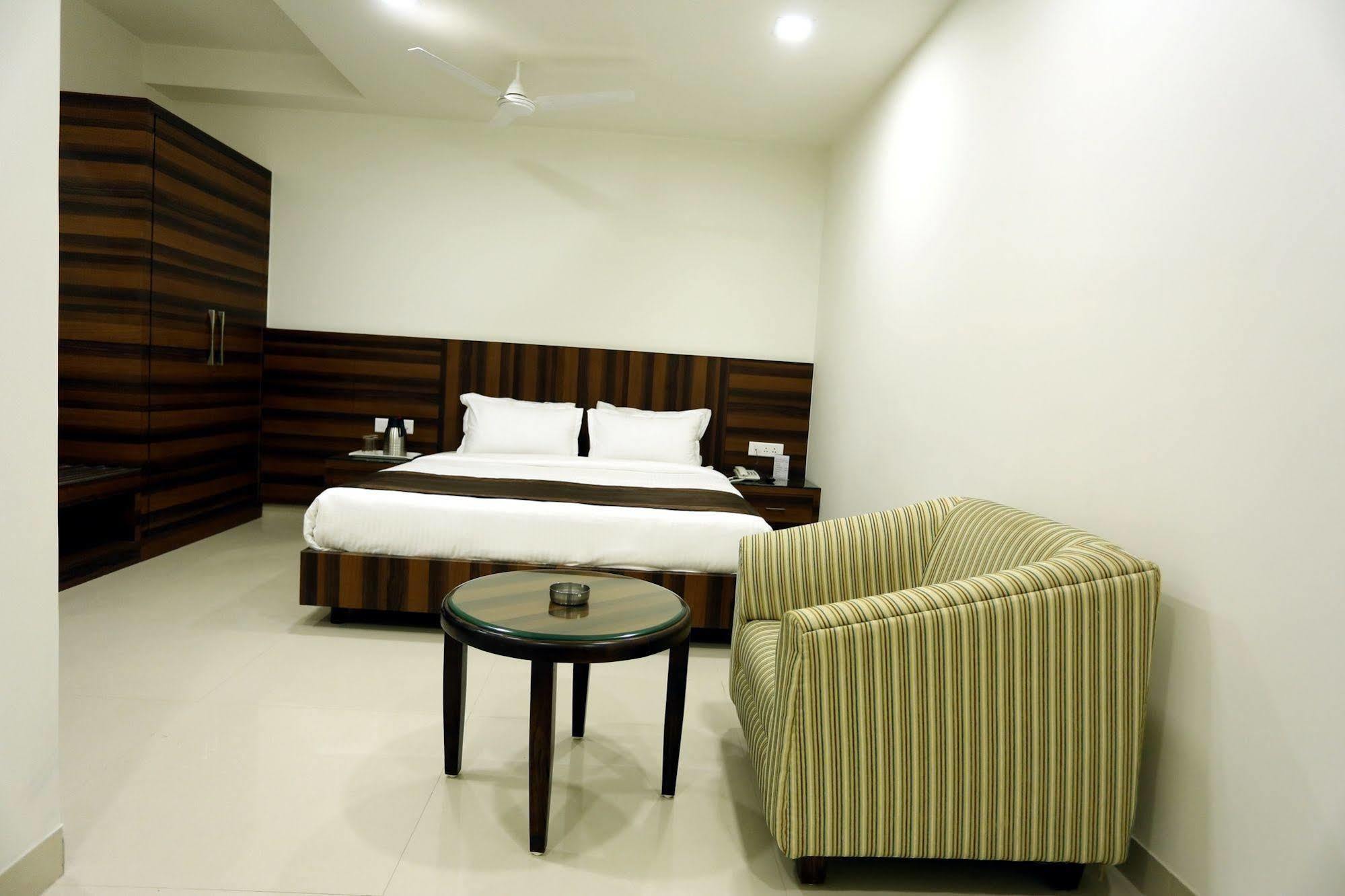 Solitaire Hotel Raipur  Ngoại thất bức ảnh